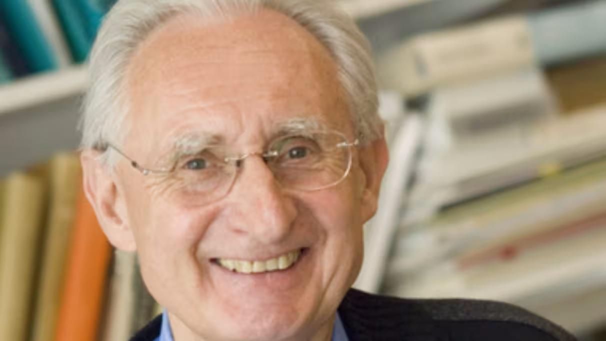 Jürgen Wolfrum devant une bibliothèque