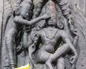 Couvrant les yeux sacrés de Śiva, relief dans le temple Ekāmbaranātha à Kanchipuram