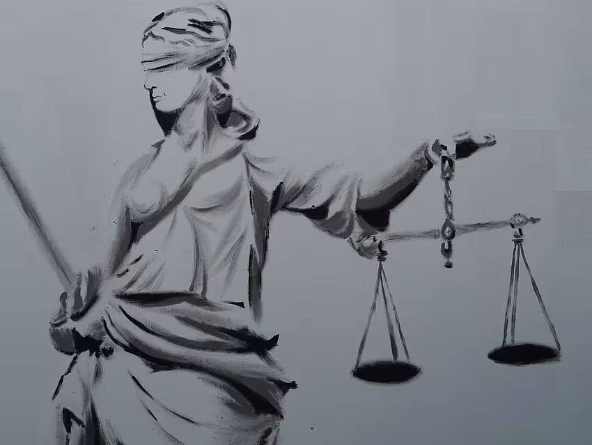 Dessin au crayon représentant Iustitia. Elle porte une longue robe plissée, tient dans sa main gauche un plateau de balance, dans sa main droite une épée, et a les yeux bandés.